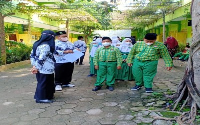 PELAKSANAAN TES PCR ACAK BAGI SISWA DAN GURU