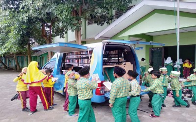 BAWA MOBIL PERPUSTAKAAN KELILING, DPK KUNJUNGI MIN 2 KEDIRI